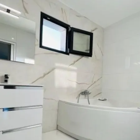 Villa 145m2 3suites Et 2chambres *